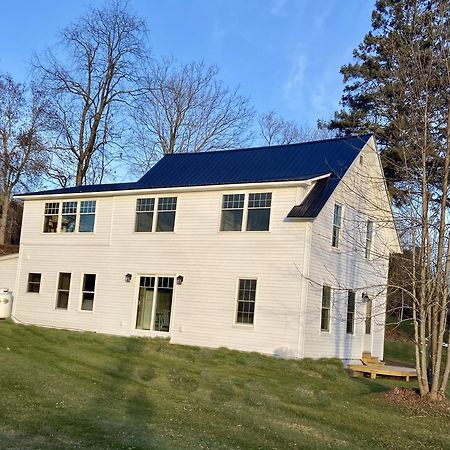 Beach House - On Lake Time Newport Екстер'єр фото