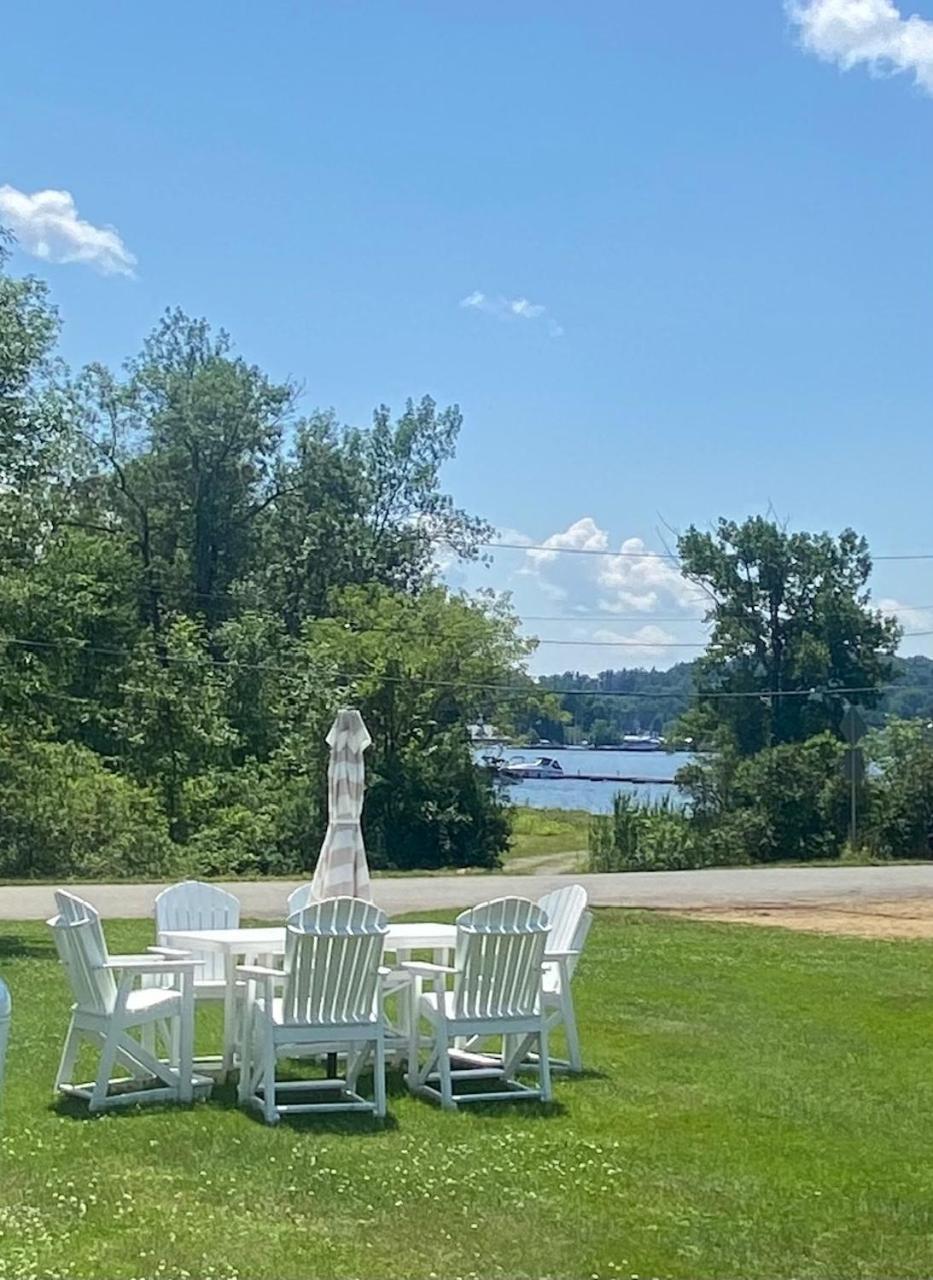 Beach House - On Lake Time Newport Екстер'єр фото